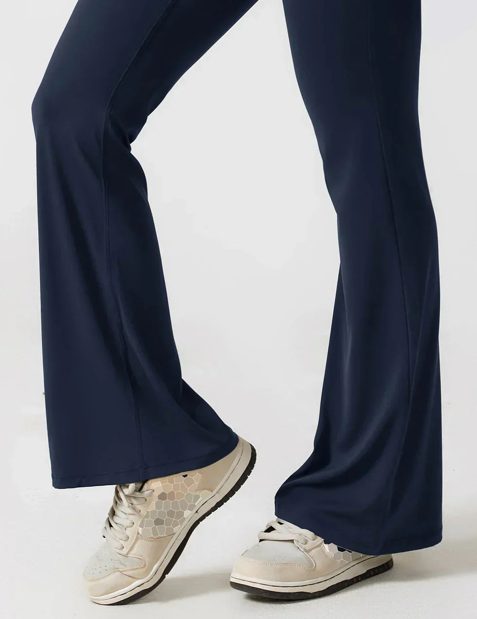 Noor Verfijnd | Flared V-Back Jumpsuit met Shaping Effect