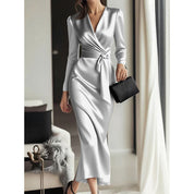 Giulia Fontane | Satijnen Bodycon Jurk met Ceintuur in Bourgondisch Rood