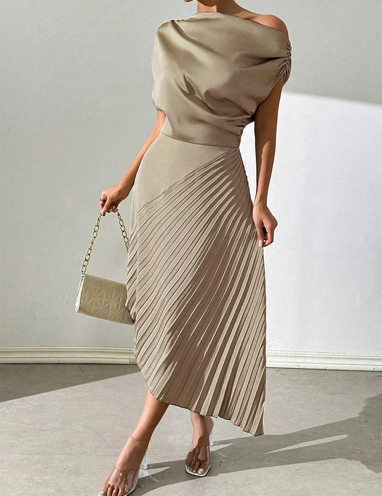 Elena_Marivani_Luxe_Asymmetrische_Pliss_Jurk_Beige_6.webp