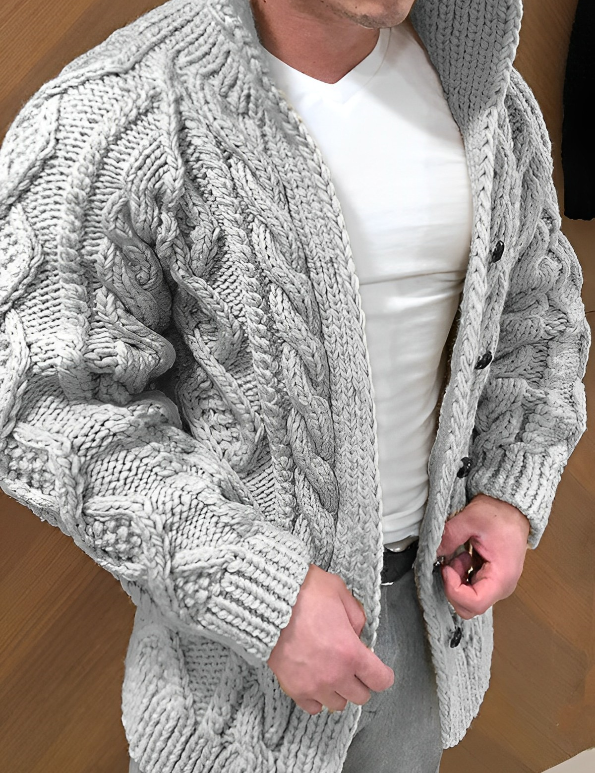 Enzo_Martelli_Warme_gebreide_cardigan_met_kabelpatroon_grijs.png