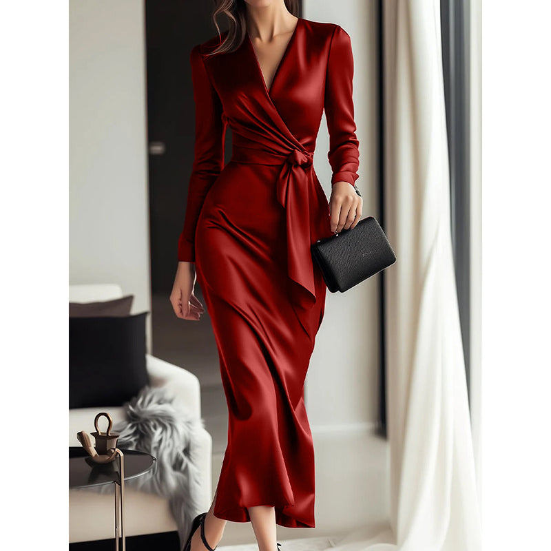 Giulia_Fontane_Satijnen_Bodycon_Jurk_met_Ceintuur_in_Bourgondisch_Rood_Bordeaux.jpg
