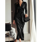 Giulia Fontane | Satijnen Bodycon Jurk met Ceintuur in Bourgondisch Rood