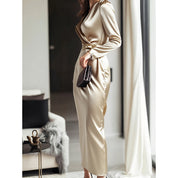 Giulia Fontane | Satijnen Bodycon Jurk met Ceintuur in Bourgondisch Rood