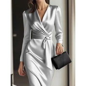 Giulia Fontane | Satijnen Bodycon Jurk met Ceintuur in Bourgondisch Rood