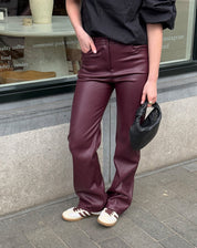 Petra Dominguez | Petite Leren Broek met Straight Leg in Bordeaux Rood